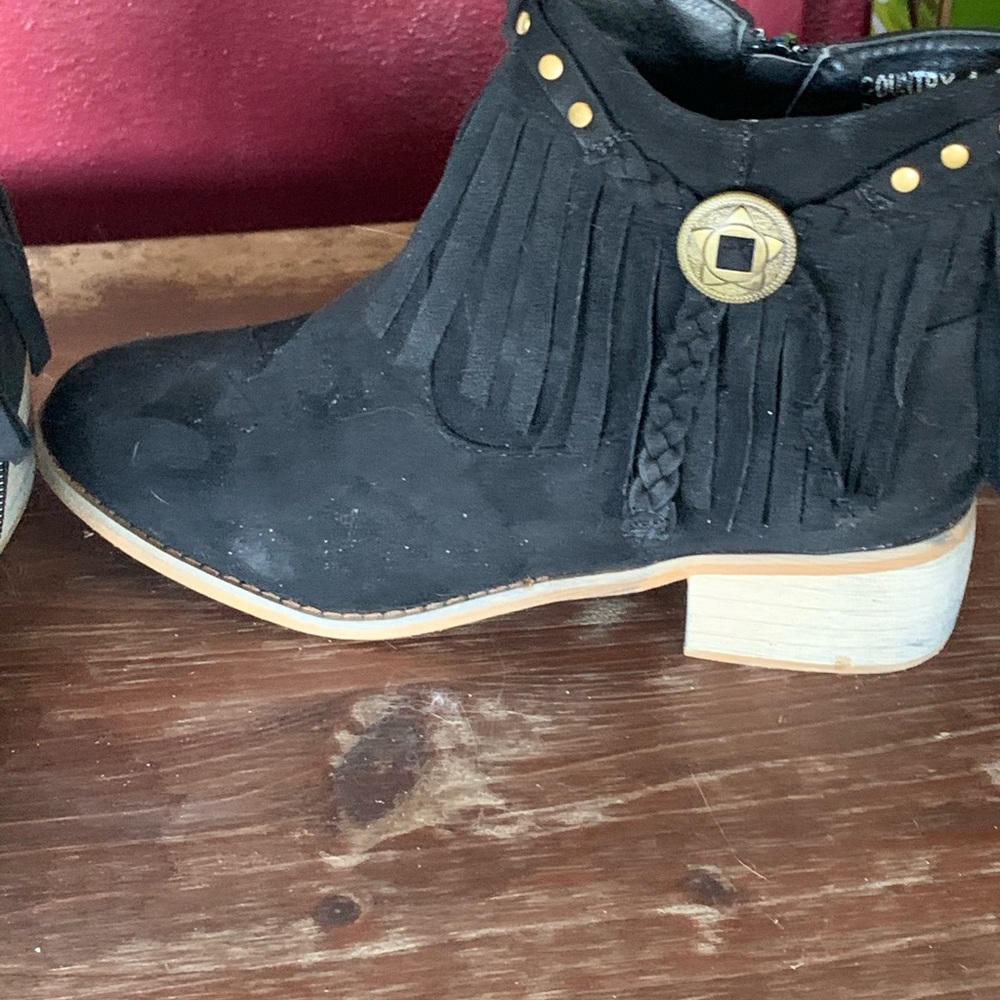 ❤❤JUST REDUCED❤😍❤ Nwot Black Swede fringe booties